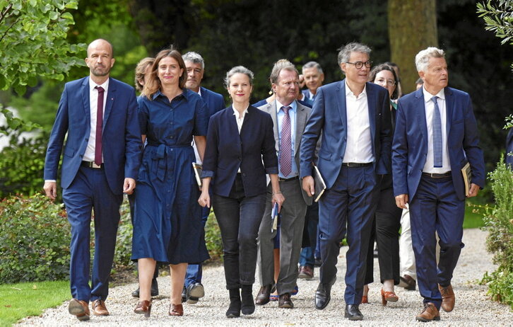 Lucie Castets, a la salida de la reunión con Macron en el Elíseo, junto al resto de representantes del NFP.