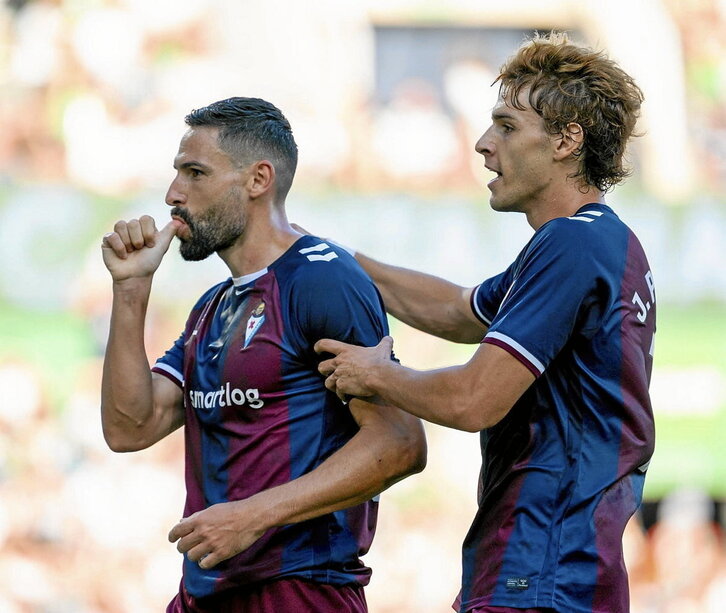 Puertas y Pascual celebran el gol que adelantaba a los azulgranas.