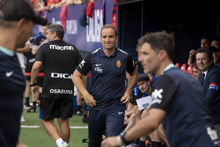 Arrasate sonríe en la banda del Sadar, con la camiseta del Mallorca.