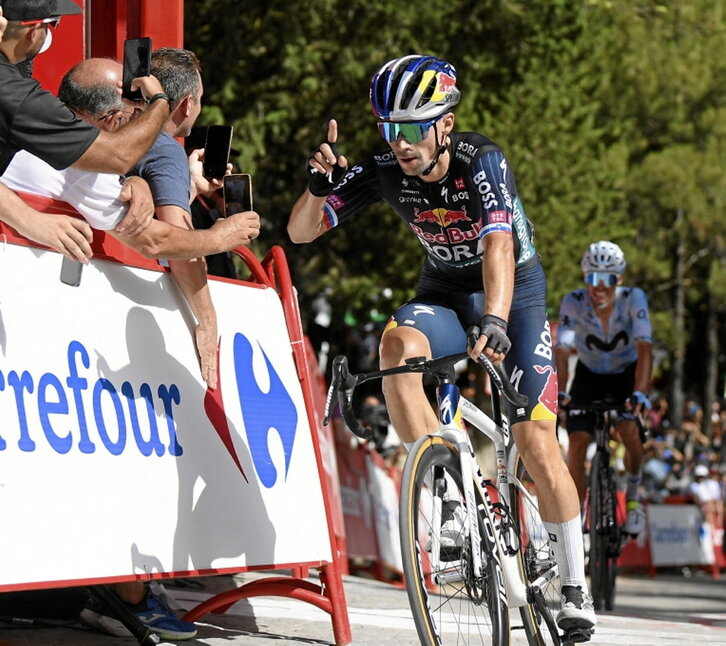 Primoz Roglic celebra su victoria.