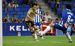 Take Kubo, el goleador de la noche, se dispone a disparar a puerta después de regatear a su par.