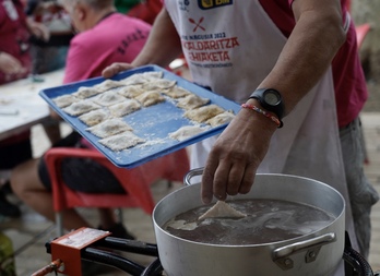 Askotariko platerak aurkeztu dituzte parte hartzaileek.