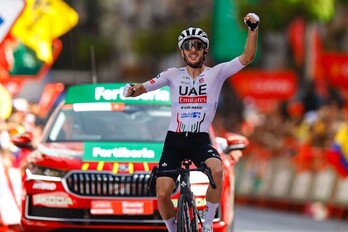 Adam Yates celebra su segunda victoria en una grande en la meta de Granada, en la Vuelta. 