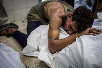 Imagen de dolor tomada en el hospital Deir Al Balah tras la última matanza israelí, que dejó más de 70 muertos ayer.