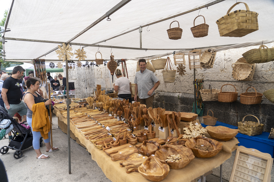 Varios artesanos han podido vender sus productos en el mercado.