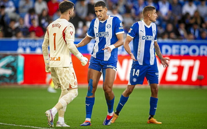 El central albiazul Abqar se dirige hacia Antonio Sivera después de una acción defensiva.