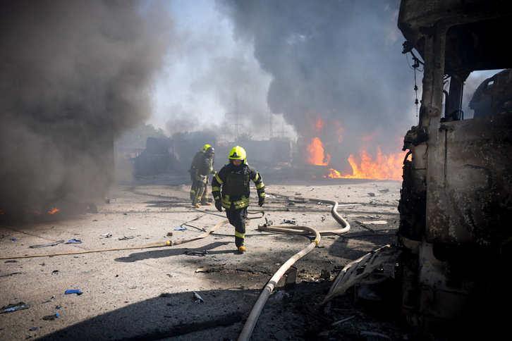 Bomberos ucranianos tratan de apagar uno de los incendios.