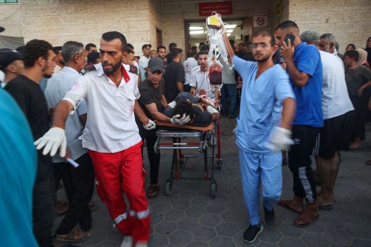 Personal sanitario atendiendo a una persona herida en Gaza. 