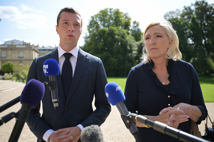 Bardella y Le Pen, con cara de pocos amigos a la salida de El Eliseo.