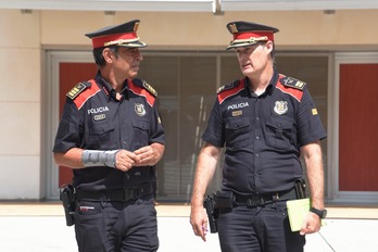 Trapero, nuevo director general de los Mossos, junto al cesado Eduard Sallent. 