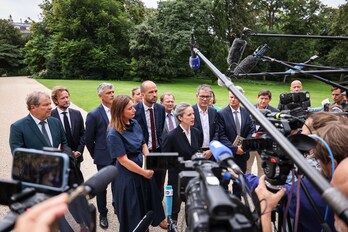 Lucie Castets, candidata del NFP para ser primera ministra, junto a otros miembros de la coalición antes de reunirse con Macron el viernes.