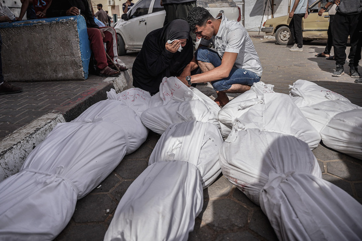 Una mujer llora la muerte de dos hijos y de varios familiaers más en el hospital Al-Aqsa, en Deir el-Balah.