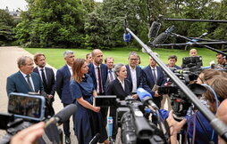 Lucie Castets, candidata del NFP para ser primera ministra, junto a otros miembros de la coalición antes de reunirse con Macron el viernes.