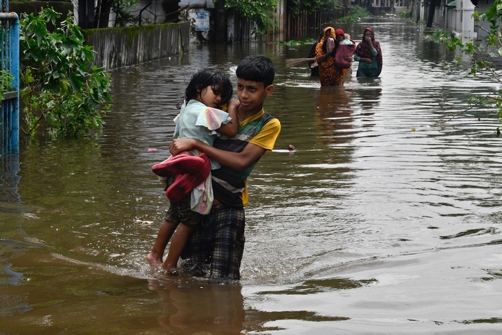 Las inundaciones en Bangladesh, una de las últimas expresiones inquietantes de la crisis climática.