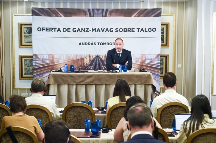 El empresario András Tombor presentando la oferta del grupo húngaro Ganz-Mavag sobre Talgo.  