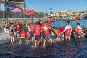 Ondarroako arraunlariak iazko Kontxako sailkapen estropadan lortu zuten txartela ospatzen.