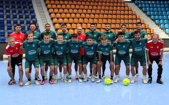 Foto de familia del Osasuna Magna Xota 2024/25.