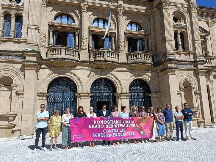 Alderdi eta erakundeetako kideak, Donostiako Udalaren atarian eginiko protestan. 