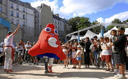 Phryge, la mascota de los Juegos de París, baila en las Arenas de Lutecia, en la capital gala.