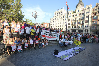 Concentración en la que se ha reclamado acabar con la persecución a los manteros.