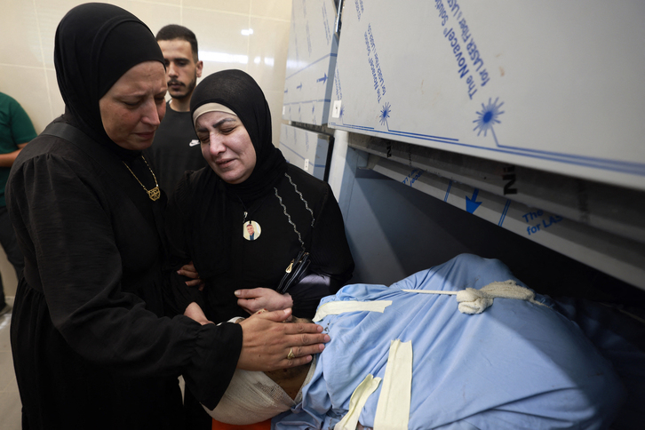 Mujeres palestinan lloran junto al cadáver de un familiar muerto en el ataque israelí en Nur Shams.