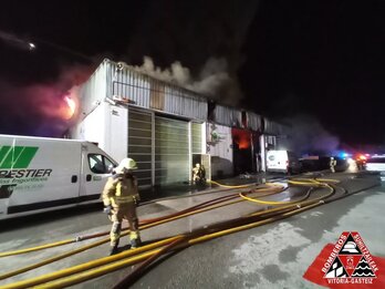 Incendio en el polígono Ali-Gobeo de Gasteiz.