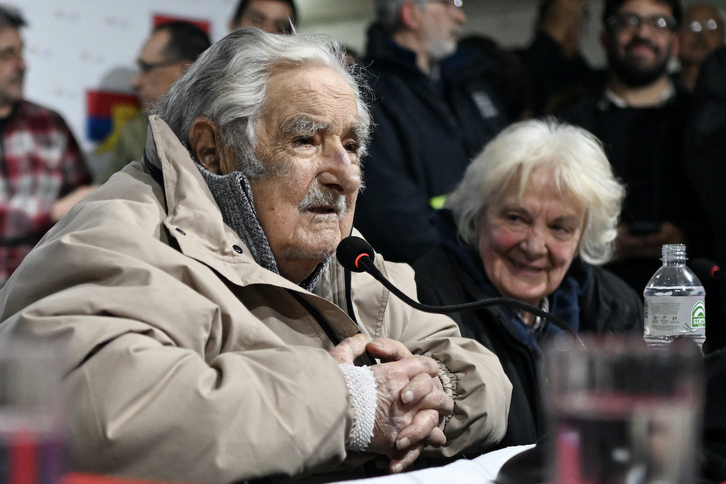 Mujica junto a Lucía Topolansky, en la rueda de prensa tras salir del hospital.