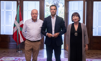 Imanol Pradales, entre Raúl Arza y Arantza Agote, representantes de UGT.