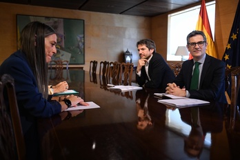 Miriam Nogueras, portavoz de Junts, en una reunión con los ministros Urtasun y Bolaños el pasado año.