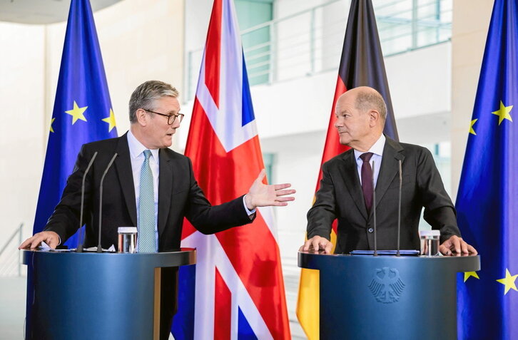 El primer ministro británico, Keir Starmer, junto al canciller alemán, Olaf Scholz, ayer en Berlín.