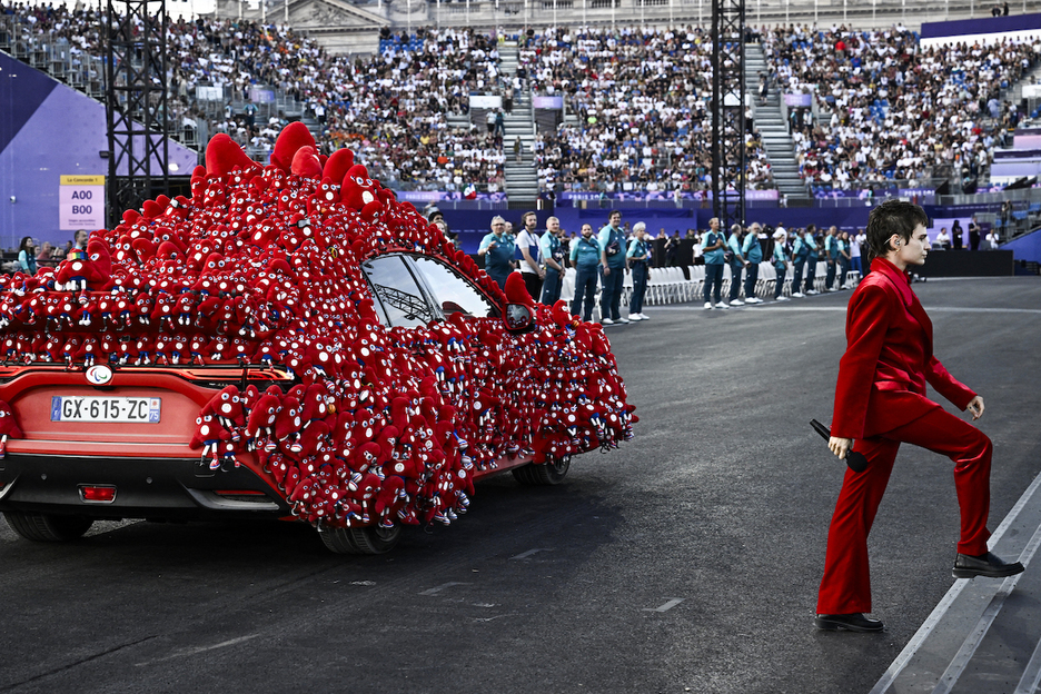 La cantante francesa Christine and the Queens llega a La Concorde junto al coche repleto de ‘Phryge’.