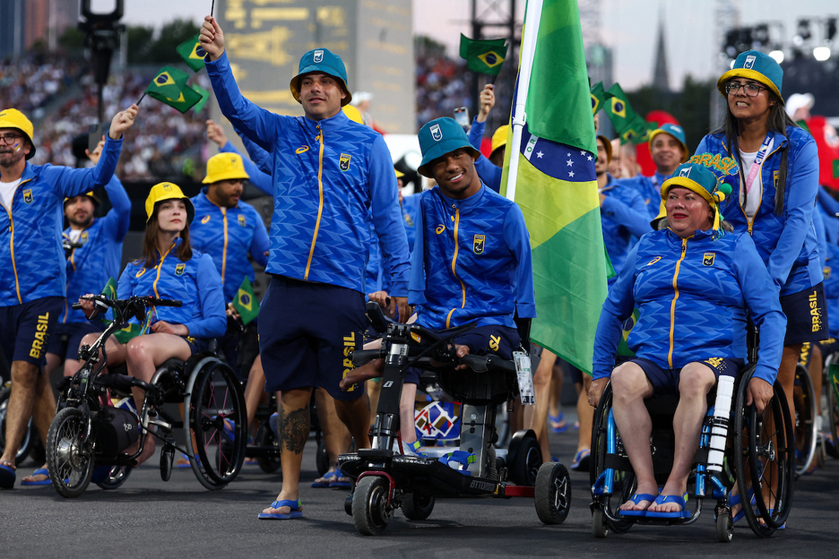 La delegación brasileña, la segunda más numerosa de París, desfila en la ceremonia de inauguración. 