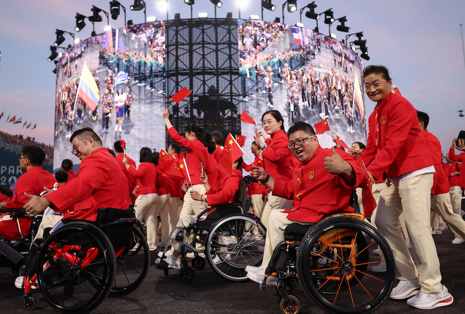 La delegación china –la más numerosa de París, saluda durante el desfile. 