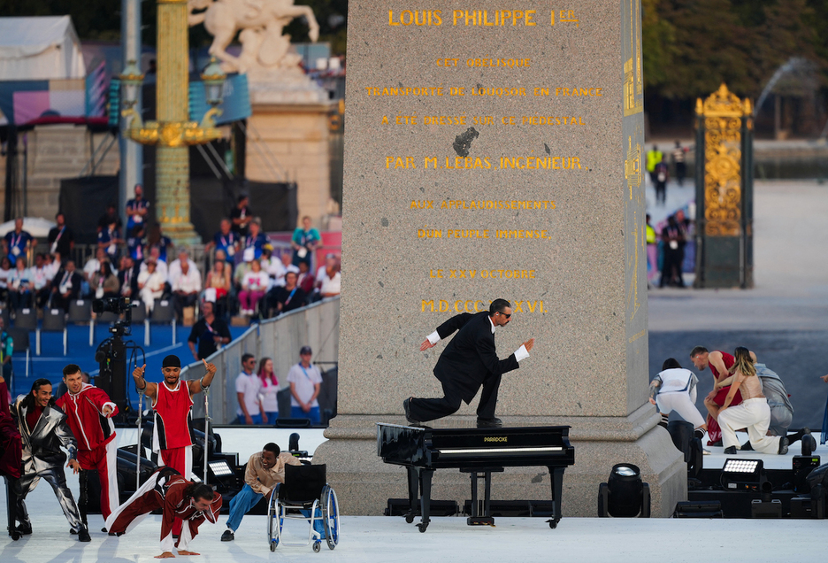 Actuación de los bailarines en la ceremonia de apertura de los Juegos Paralímpicos. 