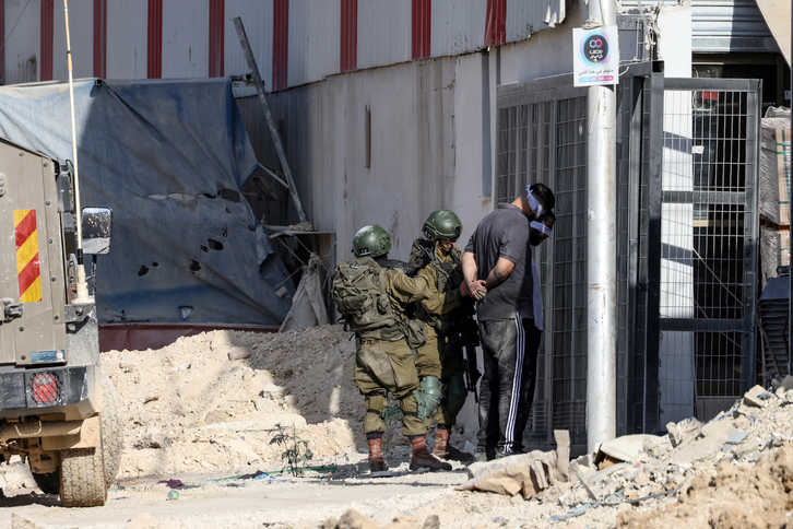 Soldados israelíes arrestan a dos palestinos en Nur Shams, en Tulkarem.