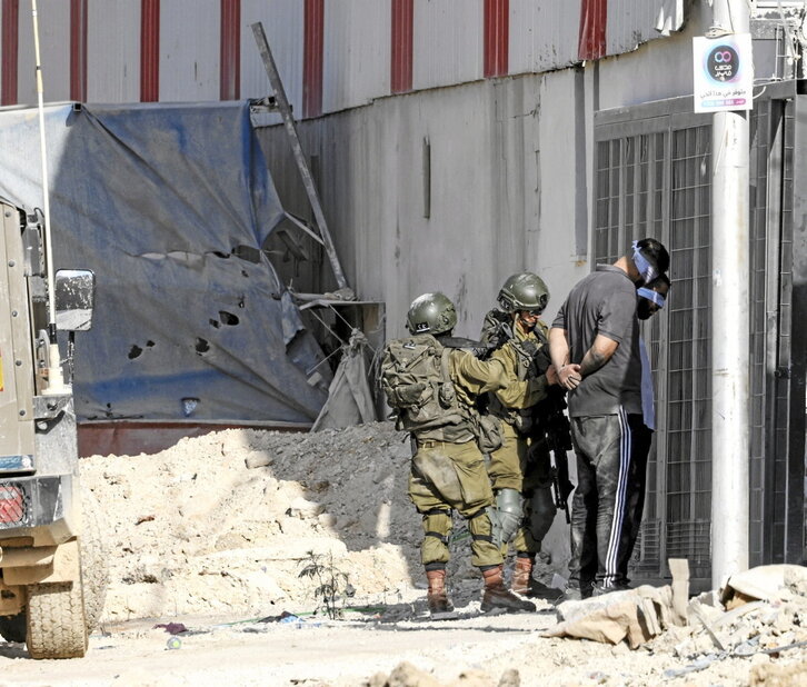 Soldados israelíes arrestan a dos palestinos en Nur Shams, en Tulkarem.