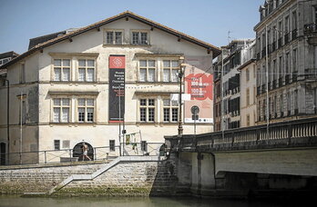 Alboko orrialdean, Baionako Euskal Museoa kanpoko aldetik. Lerro hauen gainean, museoko zenbait irudi.