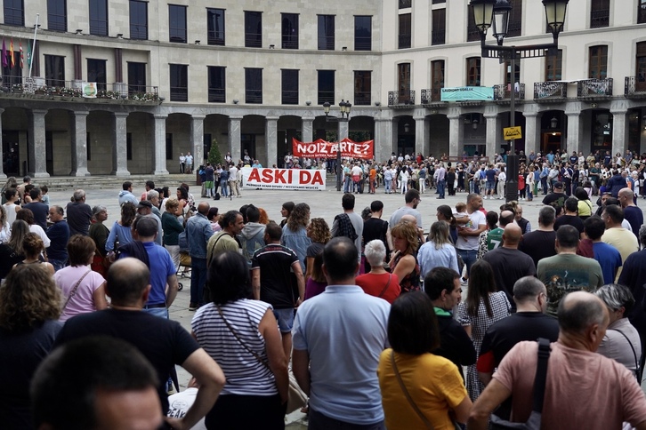 Laudioko plaza, manifestazioa abiatu aurretik. 