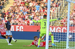 Bryan Gil llega a un balón casi imposible para marcar el 1-0 ante Osasuna.