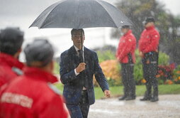 Pradales bajo la lluvia, una imagen poco habitual en el primer Consejo de Gobierno del curso en el Palacio Miramar.