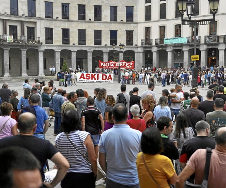 Plaza, manifestazioa hastear zegoela.