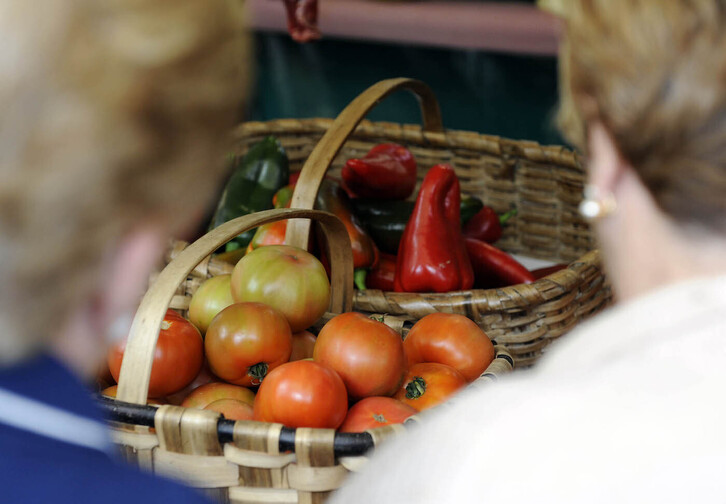 Barazkiak eta fruta ez dira faltako azokako postuetan.