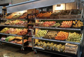 Expositores de fruta en un comercio de Donostia.