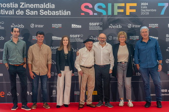 Benito Ansola (txapelarekin) eta Jose Luis Rebordinos ‘Zortzitik infinitura’ filmeko taldearekin.