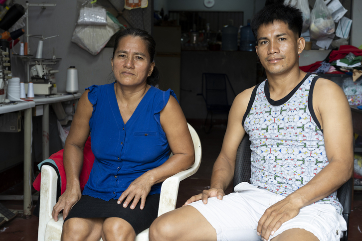 Marlith Mandruma Flores y Kevin Arnold, en su casa en la ciudad de Tarapoto.