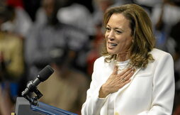 Kamala Harris interviene durante un mitin de campaña en el Enmarket Arena en Savannah.