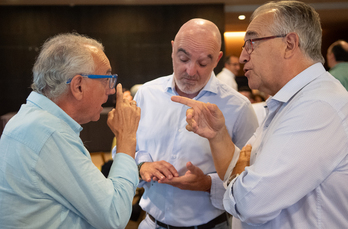 El expresidente navarro Miguel Sanz, el exlíder del partido Javier Esparza y el exalcalde de Iruñea Enrique Maya conversan antes de iniciarse el acto político.