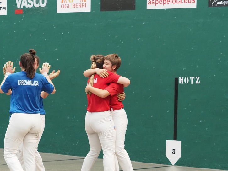 Goiuri Zabaleta abraza a Itxaso Erasun tras ganar la final femenina.