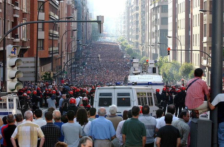 La Ertzaintza irrumpe en la multitudinaria movilización con un vehículo que lanza agua a presión mezclada con una sustancia que irrita los ojos.