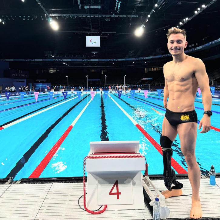 Iñigo Llopis, en la piscina de La Defense de París.